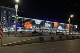 Украшенное здание. Фото из телеграм-канала аэропорта Иркутска