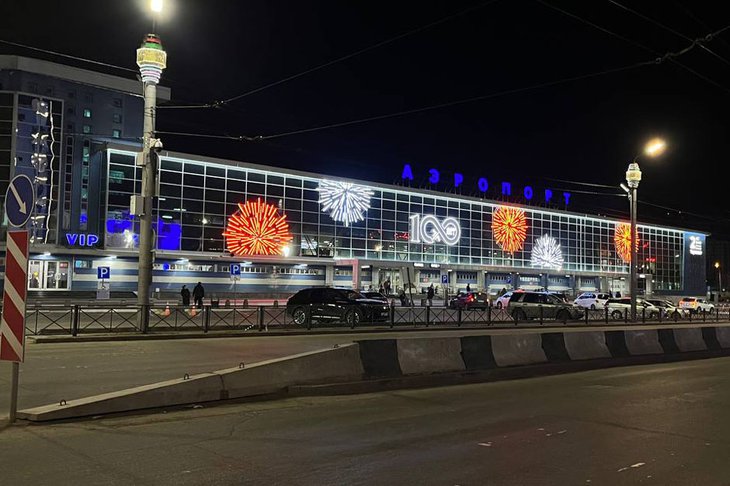 Украшенное здание. Фото из телеграм-канала аэропорта Иркутска