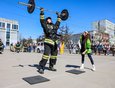 Пожарные выполнили серию непрерывных силовых упражнений с различным инвентарем.