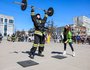 Пожарные выполнили серию непрерывных силовых упражнений с различным инвентарем.