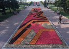 Украшенная к 9 Мая клумба. Фото из телеграм-канала Руслана Болотова