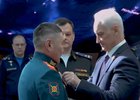 Вручение медали. Скриншот видео Минстерства обороны РФ