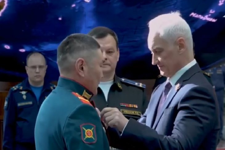 Вручение медали. Скриншот видео Минстерства обороны РФ