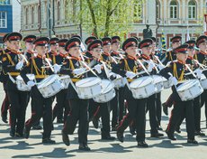 Впервые в шествии приняли участие курсанты-барабанщики Иркутского суворовского военного училища.