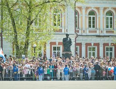 Пешие колонны сменила демонстрация механизированной военной техники.