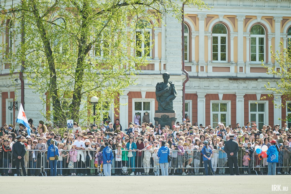 Пешие колонны сменила демонстрация механизированной военной техники.