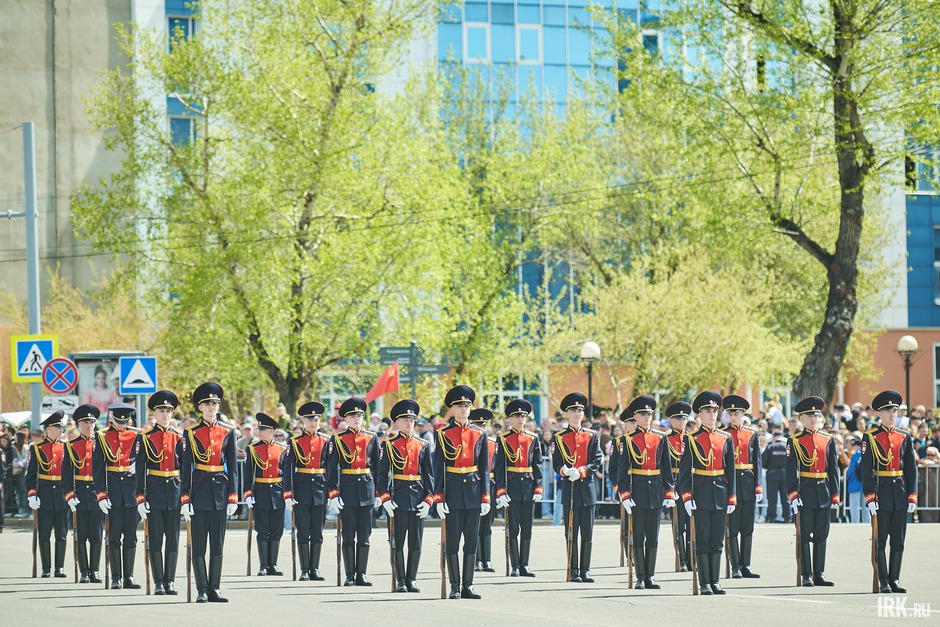 Завершился Парад показательным выступлением курсантов совместно с барабанщицами Института МВД.