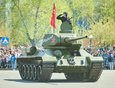 Второй год подряд в Параде принимает участие восстановленный танк Т-34. Командиром экипажа выступил депутат думы Иркутска Иван Гущин.