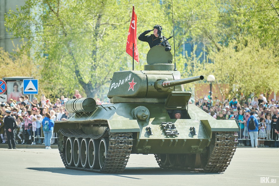 Второй год подряд в Параде принимает участие восстановленный танк Т-34. Командиром экипажа выступил депутат думы Иркутска Иван Гущин.