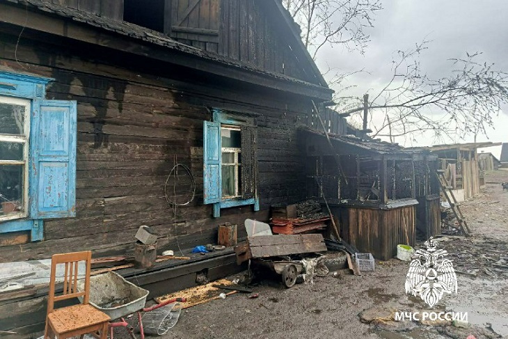 Горевший дом. Фото пресс-службы ГУ МЧС России по Иркутской области