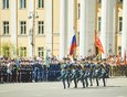 Торжественное шествие началось с выхода знаменной группы и выноса Государственного флага Российской Федерации и копии Знамени Победы.