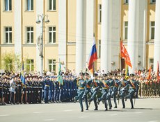 Торжественное шествие началось с выхода знаменной группы и выноса Государственного флага Российской Федерации и копии Знамени Победы.