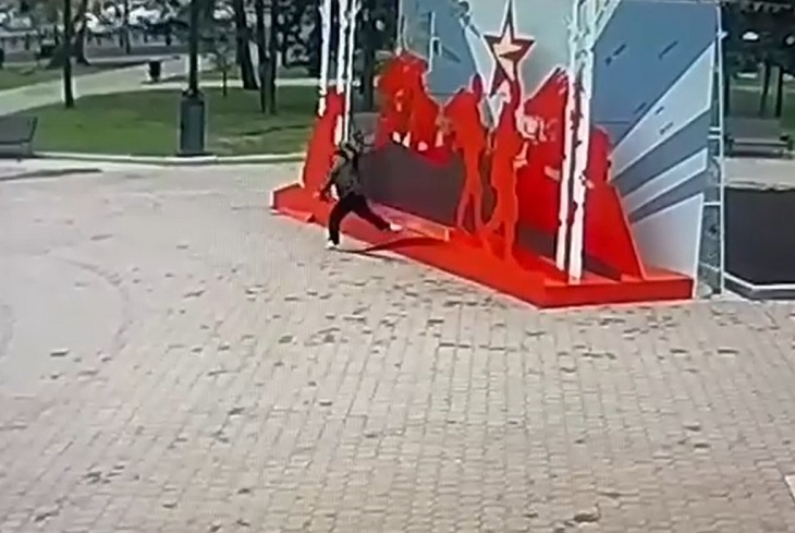 Молодой человек сломал элемент фотозоны. Скриншот видео с камер наблюдения