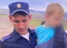 Полицейский с ребенком. Фото пресс-службы ГУ МВД России по Иркутской области