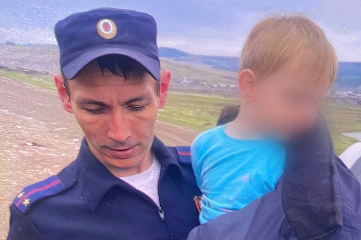 Полицейский с ребенком. Фото пресс-службы ГУ МВД России по Иркутской области