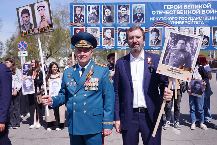 Игорь Кобзев и Александр Ведерников приняли участие в акции «Бессмертный полк». Фото IRK.ru