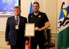 Анатолий Серышев и представитель клуба «Локомотив». Фото пресс-службы правительства Иркутской области