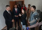 Игорь Кобзев пообщался с новоселами. Фото пресс-службы правительства Иркутской области
