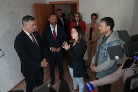 Игорь Кобзев пообщался с новоселами. Фото пресс-службы правительства Иркутской области