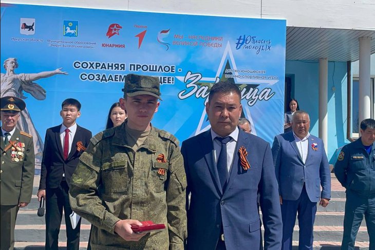 Передача ордена Мужества. Фото из телеграм-канала мэра Эхирит-Булагатского района Геннадия Осодоева, предоставлено газетой Усть-Ордын унэн