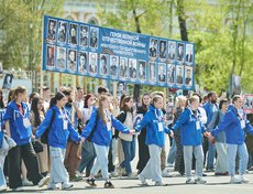 Работу во время шествия колонны обеспечивали более тысячи волонтёров. Все они прошли предварительное обучение.