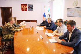 Встреча губернатора с военнослужащим. Фото пресс-службы правительства региона