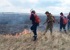 Волонтеры тушат ландшафтный пожар. Фото волонтерского лагеря «Прибайкальский рубеж»