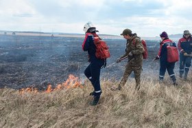 Волонтеры тушат ландшафтный пожар. Фото волонтерского лагеря «Прибайкальский рубеж»