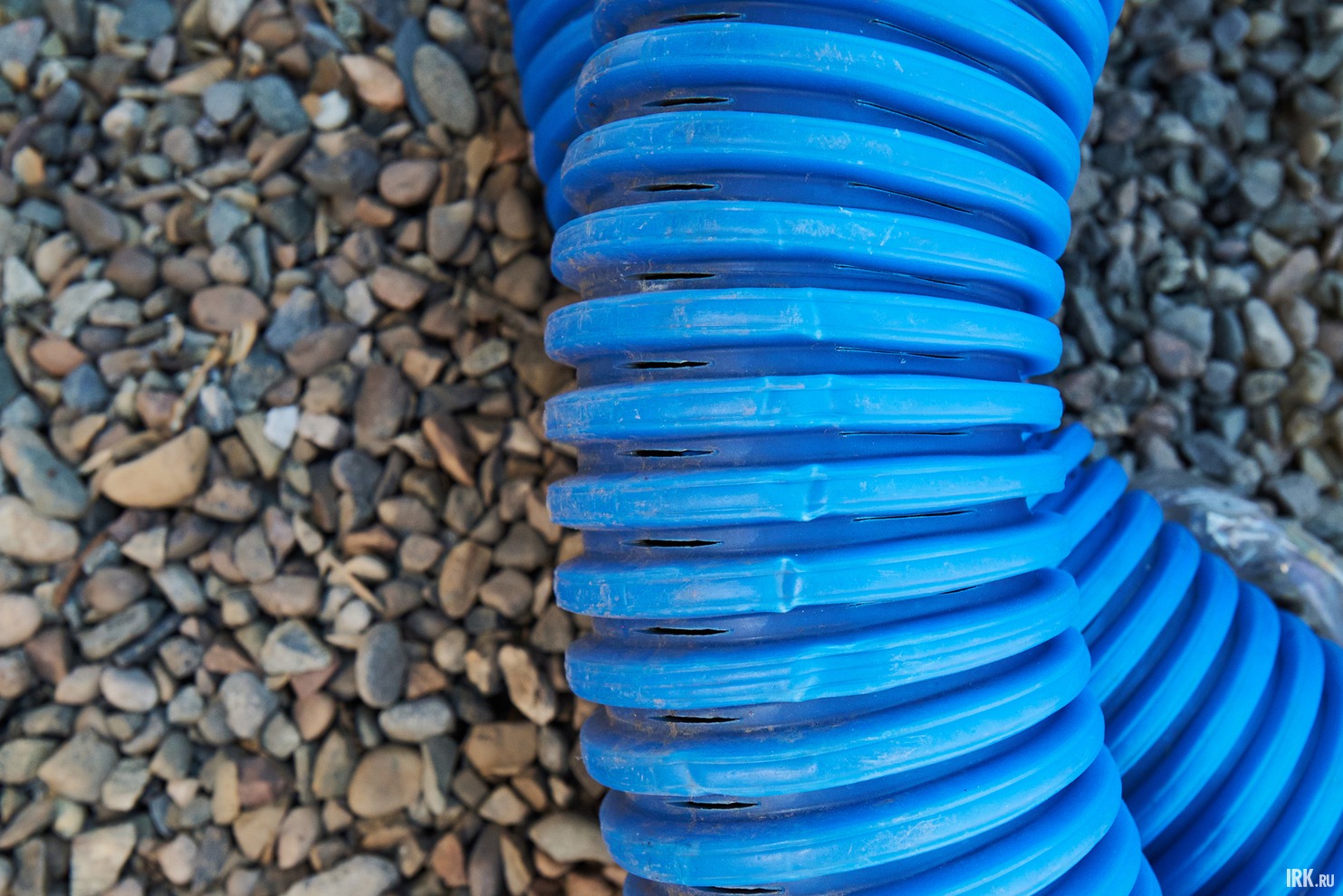 Через специальные отверстия избыточная вода просачивается в дренажную трубу и может отводиться в ливневый колодец.