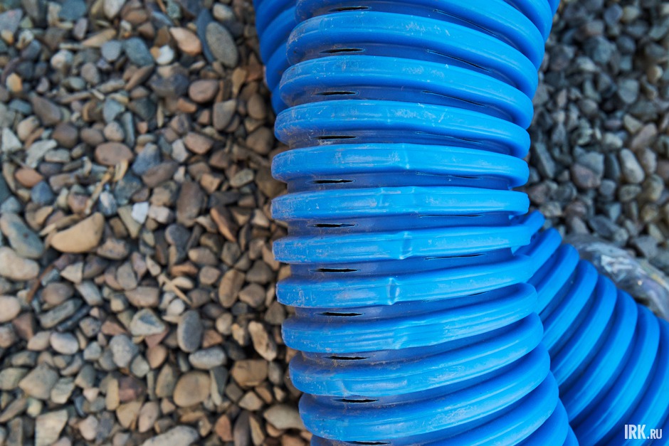 Через специальные отверстия избыточная вода просачивается в дренажную трубу и может отводиться в ливневый колодец.