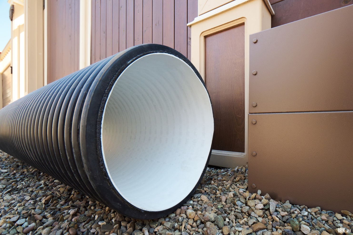 Особое внимание следует уделить въезду на участок. Двустенные ПВХ трубы могут устанавливаться при въезде на территорию объекта для отвода воды по дренажной канаве.