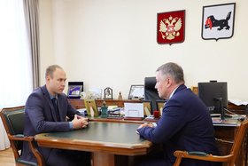 Кирилл Просвирин и Игорь Кобзев. Фото пресс-службы правительства региона
