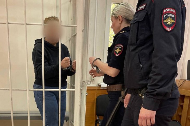 Подозреваемая в зале суда. Фото пресс-службы СУ СК России по Иркутской области