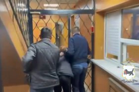Задержание подозреваемого в грабеже. Скриншот видео ГУ МВД России по Иркутской области