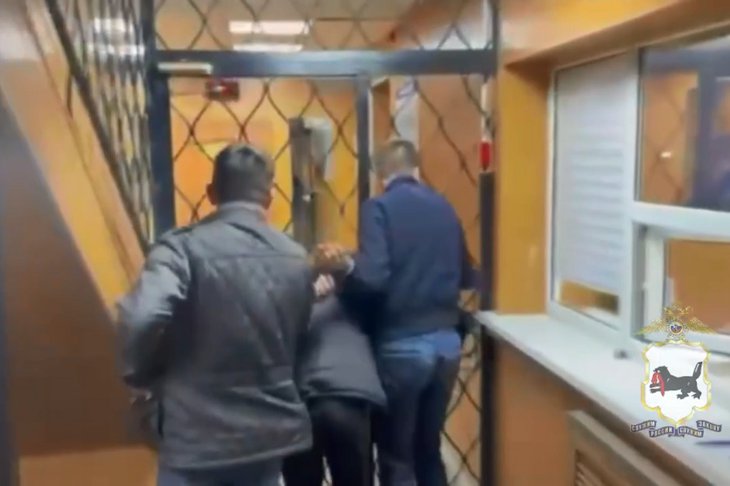 Задержание подозреваемого в грабеже. Скриншот видео ГУ МВД России по Иркутской области