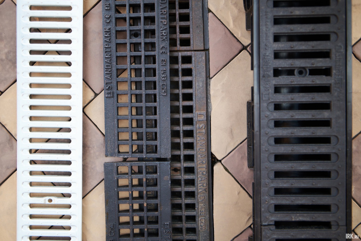 В компании «Водолов» для водоотводных лотков представлены щелевые решетки из различных материалов: чугун, металлические оцинкованные решетки, пластик. Решетки взаимозаменяемы по размерам являются взаимозаменяемыми, есть варианты для разного бюджета.