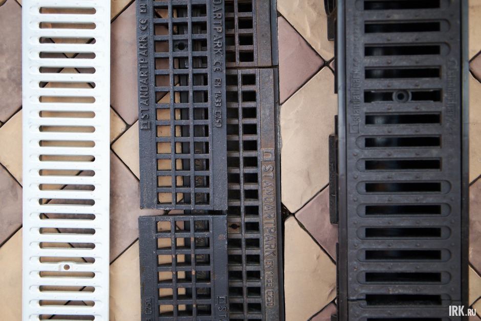 В компании «Водолов» для водоотводных лотков представлены щелевые решетки из различных материалов: чугун, металлические оцинкованные решетки, пластик. Решетки взаимозаменяемы по размерам являются взаимозаменяемыми, есть варианты для разного бюджета.