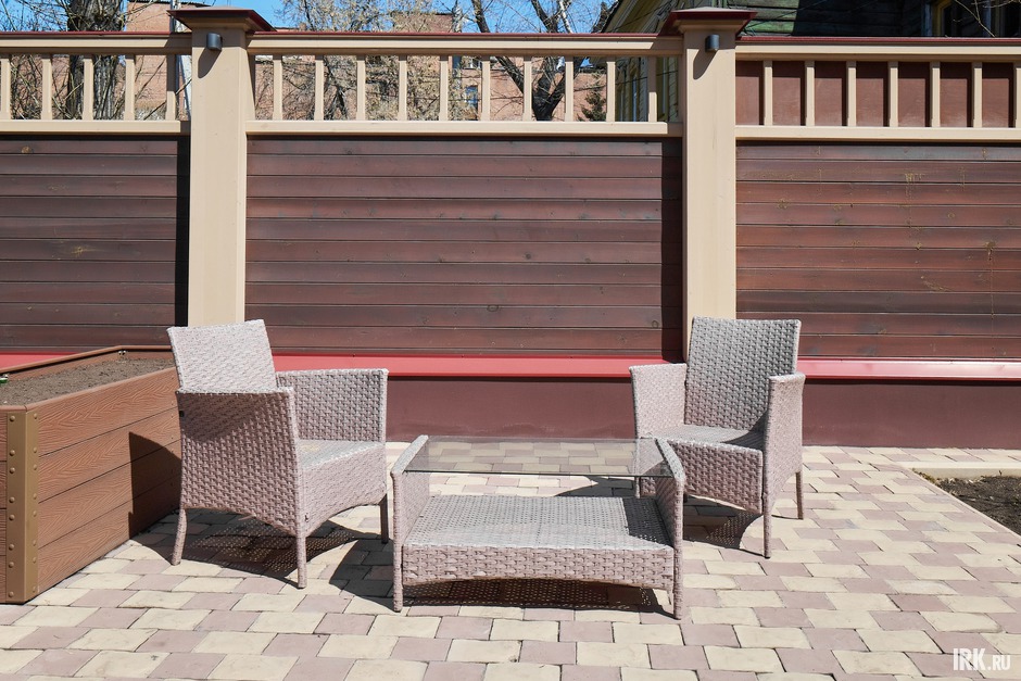 Один элемент, а сколько уюта… Фото до и после использования искусственного покрытия.