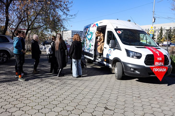 Тест-мобиль. Фото областного Центра СПИД