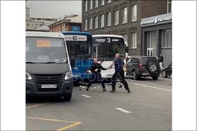 Драка между водителями. Скриншот видео из телеграм-канала svodka38