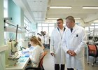 Игорь Кобзев на Иркутском релейном заводе. Фото пресс-службы правительства региона