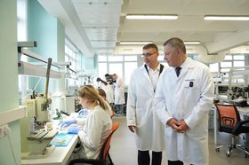 Игорь Кобзев на Иркутском релейном заводе. Фото пресс-службы правительства региона