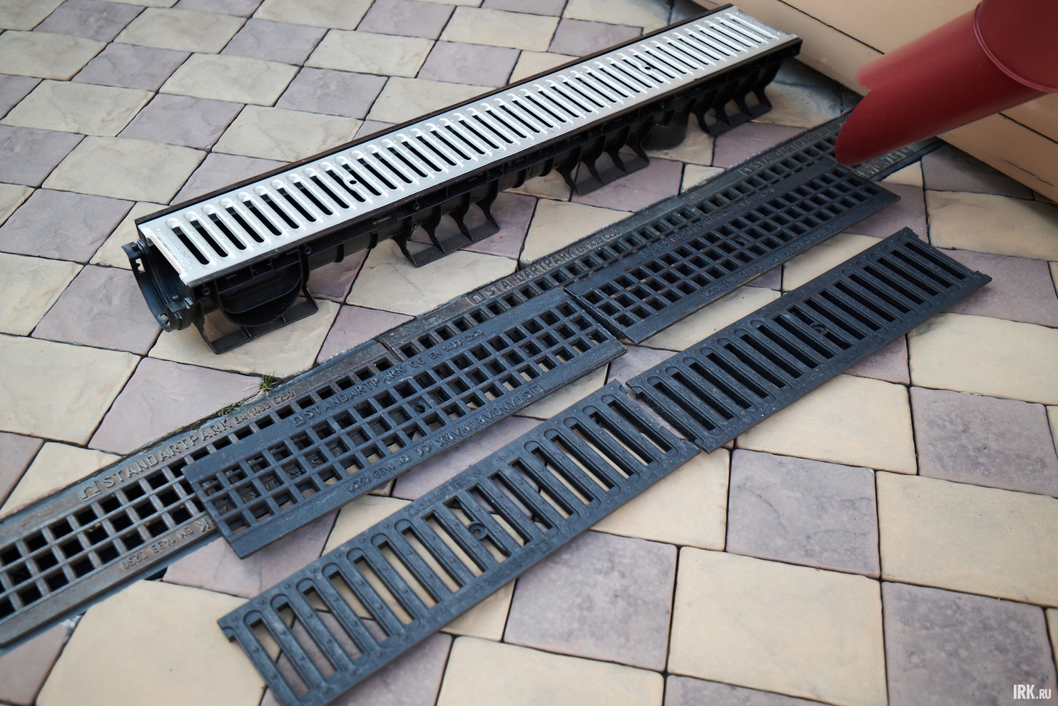 Так на одну и туже модель лотка, взамен пластиковой или оцинкованной металлической решетки, легко устанавливается чугунная решетка.