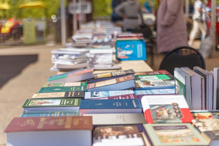 Книжная ярмарка на фестивале в 2024 году. Фото организаторов фестиваля «КнигаМай»