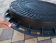 Полимерные люки не уступают классическим чугунным в прочности, и при этом существенно выигрывают по весовым характеристикам.
