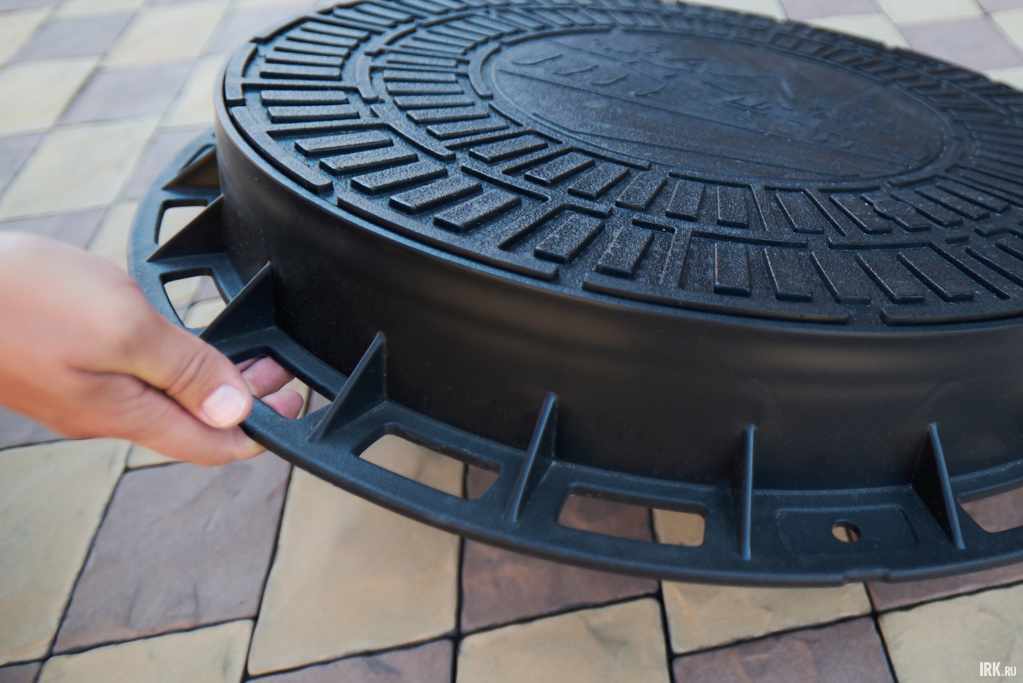 Полимерные люки не уступают классическим чугунным в прочности, и при этом существенно выигрывают по весовым характеристикам.