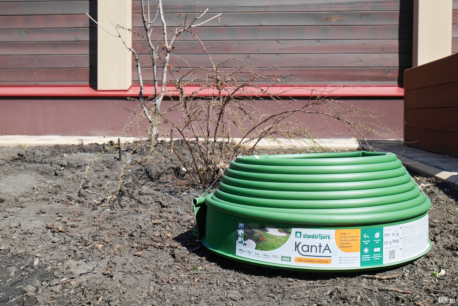 Бордюр широко используют при благоустройстве участков. Он разграничивает газоны, грядки, дорожки садовых участков. Аккуратное красивое обрамление позволяет преобразить ландшафт и подчеркнуть разнообразие его композиций.