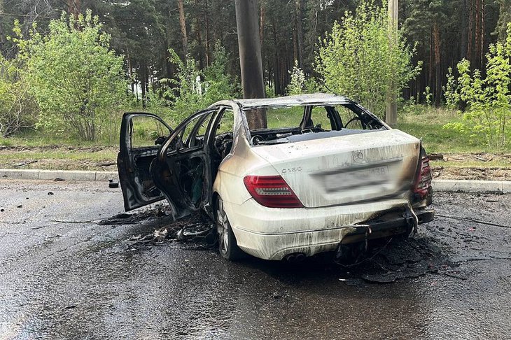 Mercedes-Benz, загоревшийся после ДТП. Фото пресс-службы Госавтоинспекции Иркутской области