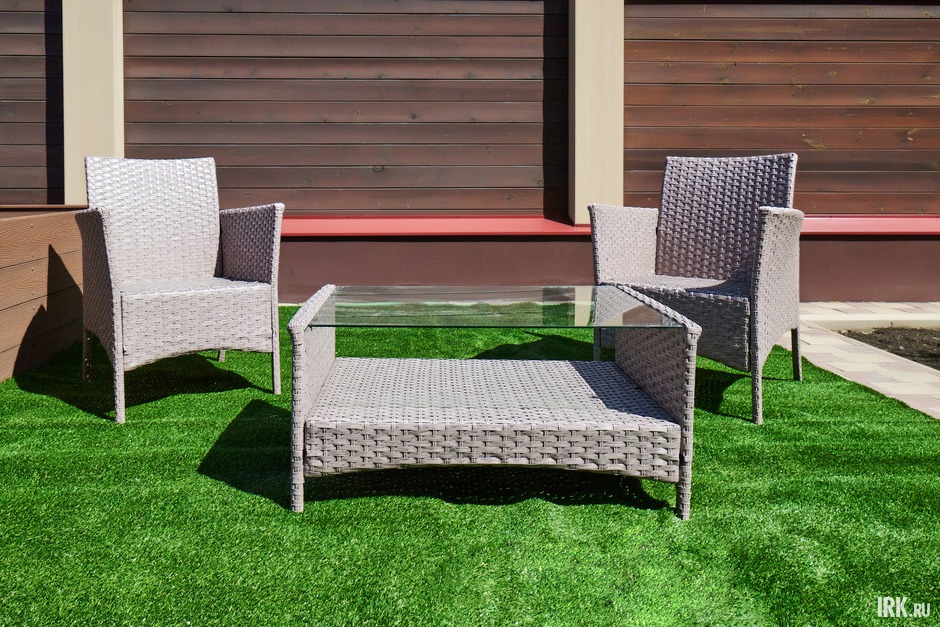 Пользуются популярностью и неприхотливы в применении искусственные покрытия, особенно «трава».