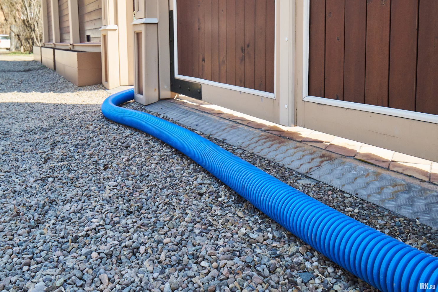 Дренажная труба закапывается в траншею на протяжении территории, которую необходимо поддерживать в сухом состоянии.